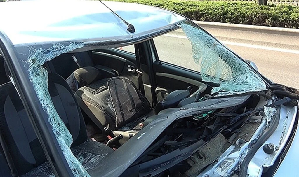 Akıl almaz olayda, köprüden atlayan kişi otomobilin üzerine düştü: 3 yaralı