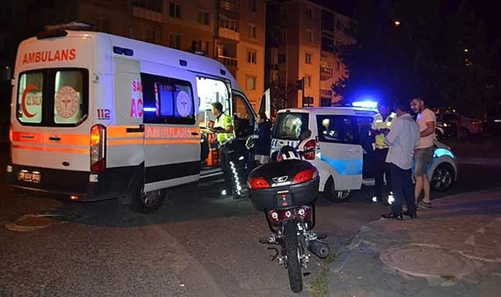 Alkollü sürücü kırmızı ışıkta bekleyen motosikletliye çarptı