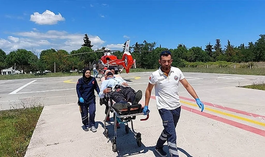 Ambulans helikopter, tarlada hastalanan köylünün yardımına yetişti