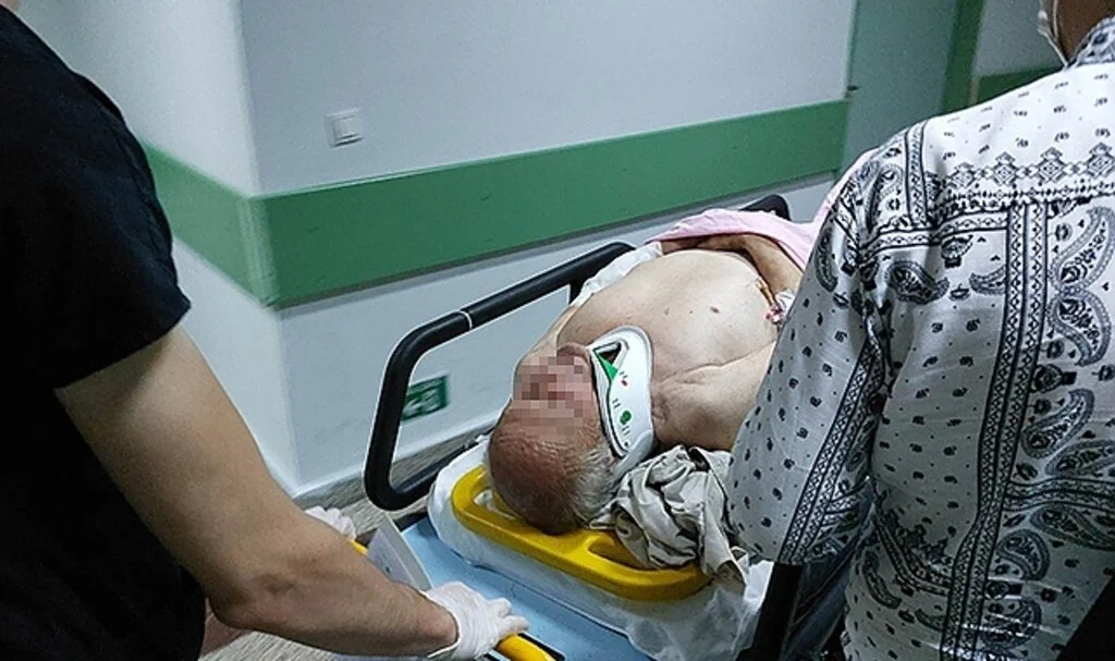 Anahtarı evde unutan emekli öğretmen eve girmek isterken havalandırma boşluğuna düştü