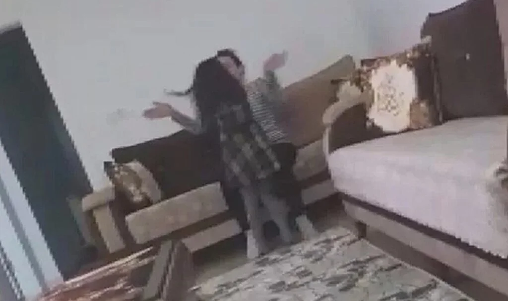 Anne çocuklarına şiddet uyguladı: Baba dehşet anlarını kayda aldı