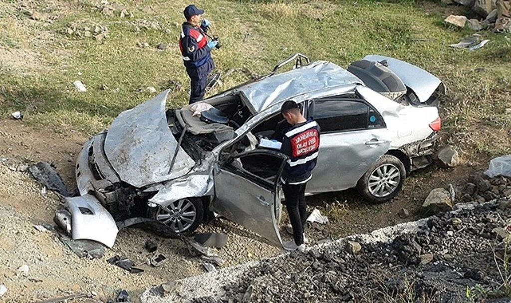Araç menfeze düştü: 1 ölü, 2 yaralı