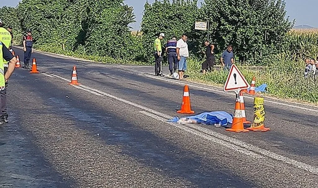 Araç yayalara çarptı: 1'i çocuk 2 ölü