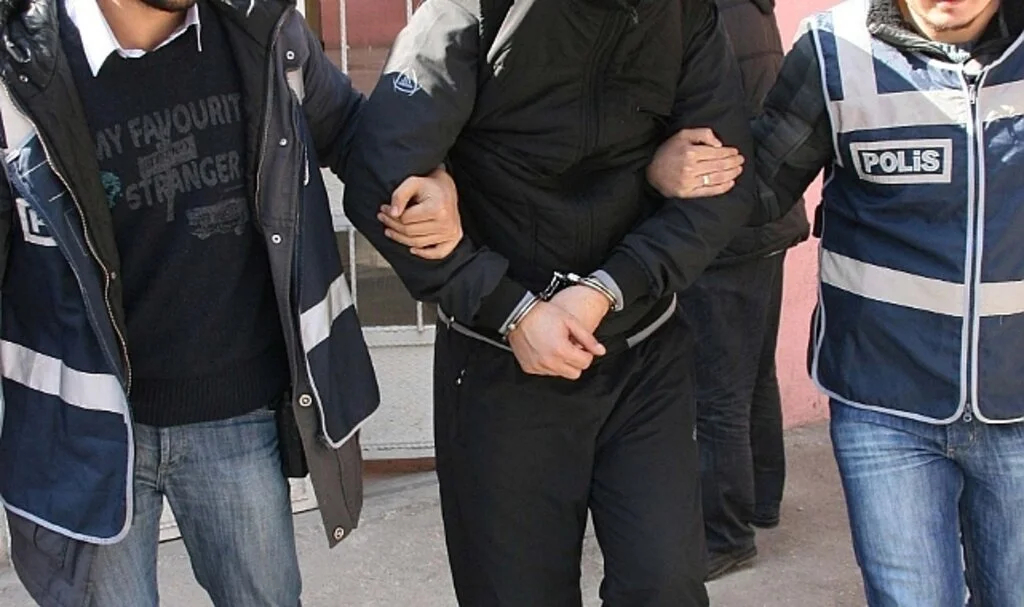 Aracında uyuşturucuyla yakalanan polis tutuklandı