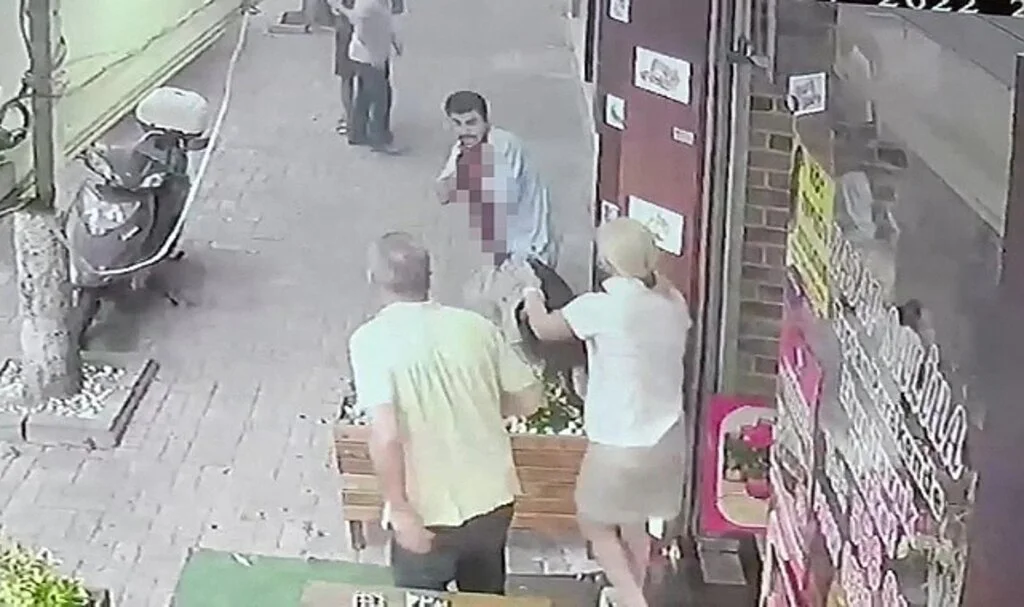 Arkadaşını boğazından bıçaklayıp, 4. kattan atladı