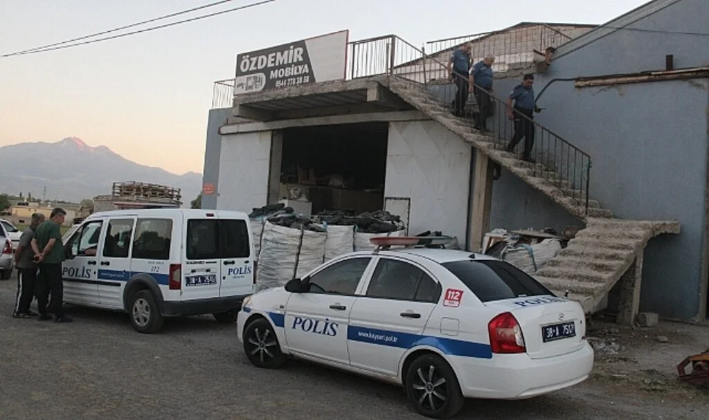 Aynı evde kalan işçiler birbirini bıçakladı: 1 ölü, 1 yaralı