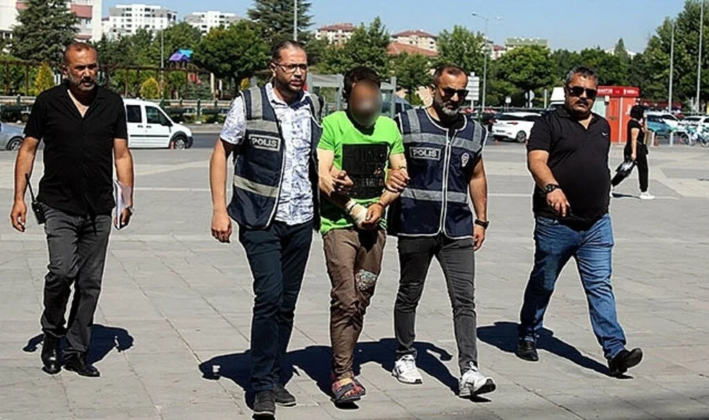 Aynı evde kaldığı arkadaşını küfrettiği için öldürdü
