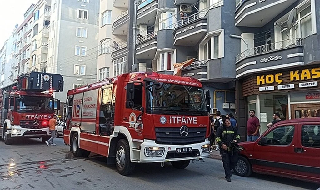 Bafra'da ev yangını: Dumandan etkilenen genç kız hastaneye kaldırıldı