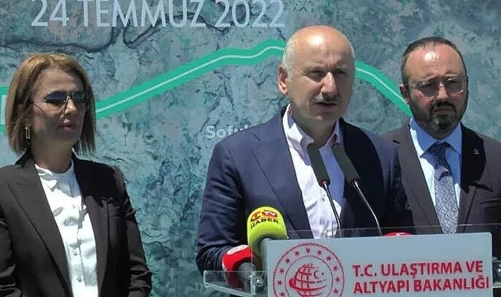 Bakan Karaismailoğlu: "Yaptığımız projeler vizyonsuzlara tokat gibi cevabımızdır"