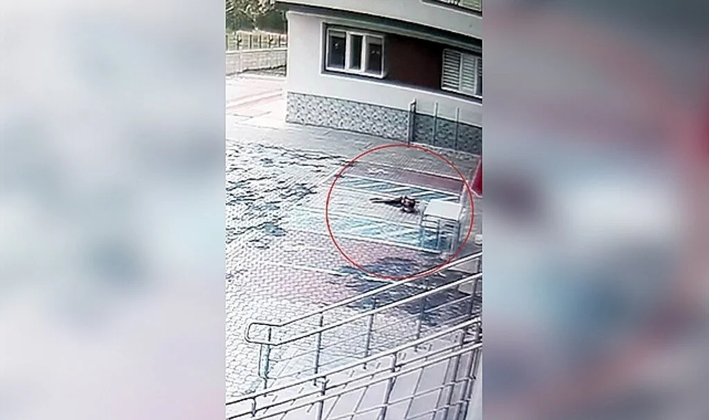 Bakım merkezinin yangın merdiveninden düşen genç ağır yaralandı