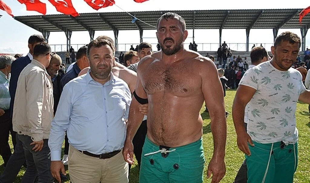 Bengü güreşlerinde başpehlivan Fatih Kambur
