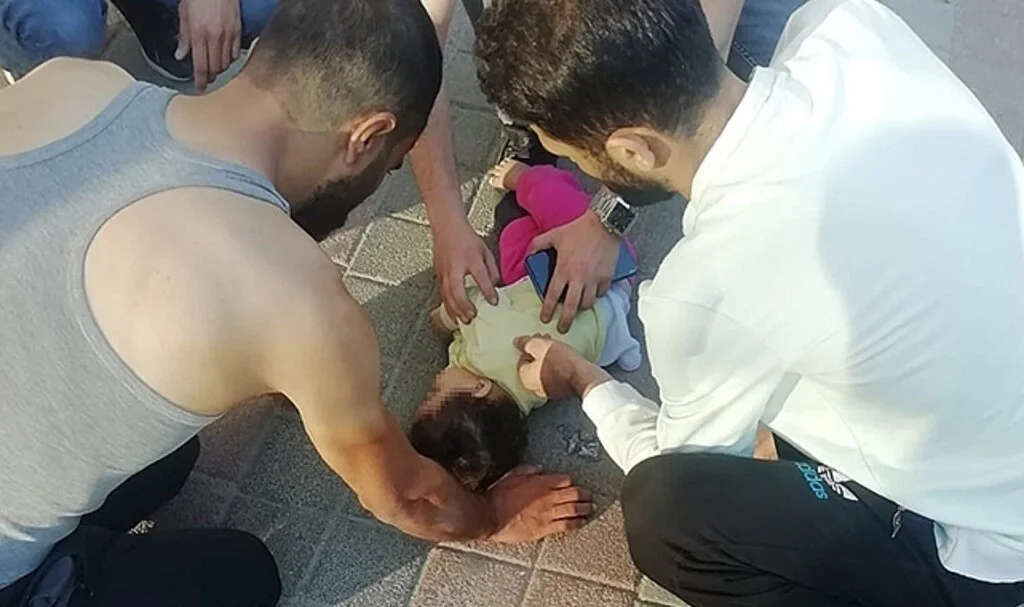 Beşinci kattan düşen 9 aylık bebek ağır yaralandı