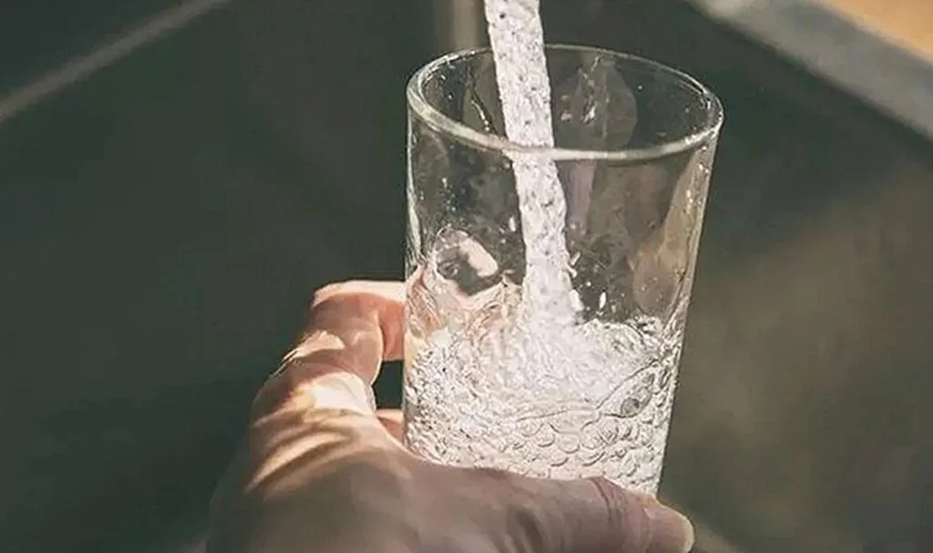 Bu saatlerde içilen su kilo aldırıyor