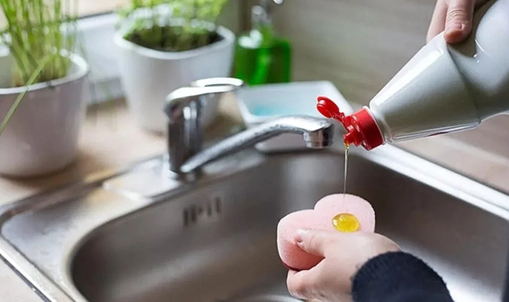 Bulaşık sabunuyla temizlenmemesi gereken 7 şey
