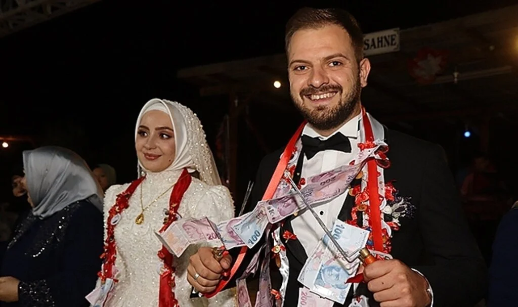 Bunu da gördük! Takı töreninde damada cağ kebap cağı taktılar
