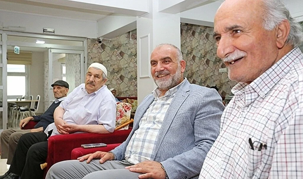Canik Belediye Başkanı İbrahim Sandıkçı, huzurevi sakinleriyle bayramlaştı