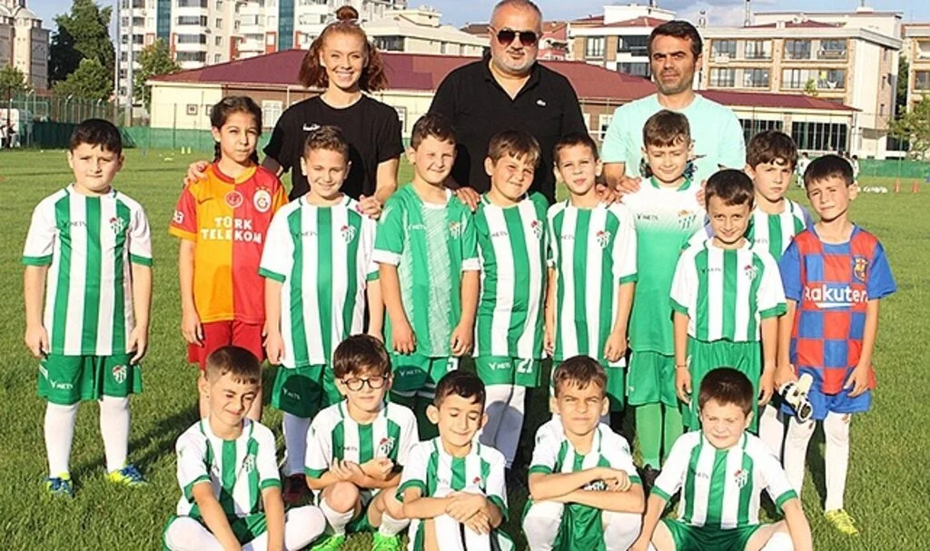 Çarşambaspor Kubülü Başkanı Özkan Yıldırım minik sporcuları ziyaret etti