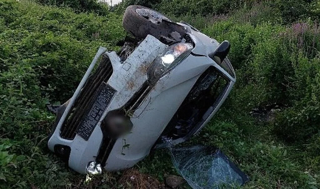Cenaze yolunda otomobil şarampole yuvarlandı: 2 yaralı