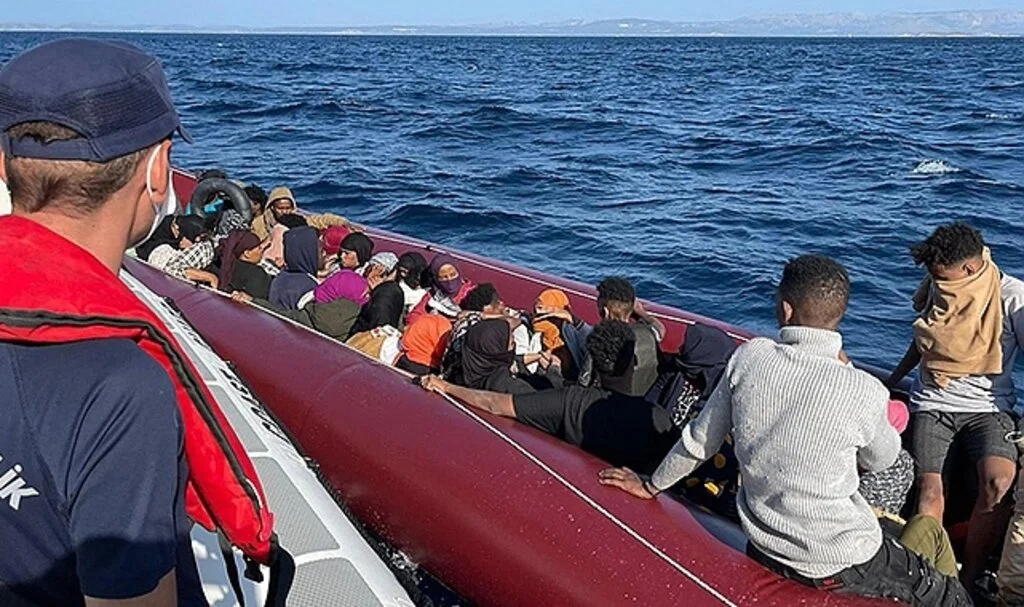 Çeşme açıklarında 47 göçmen kurtarılırken, 41 göçmende yakalandı