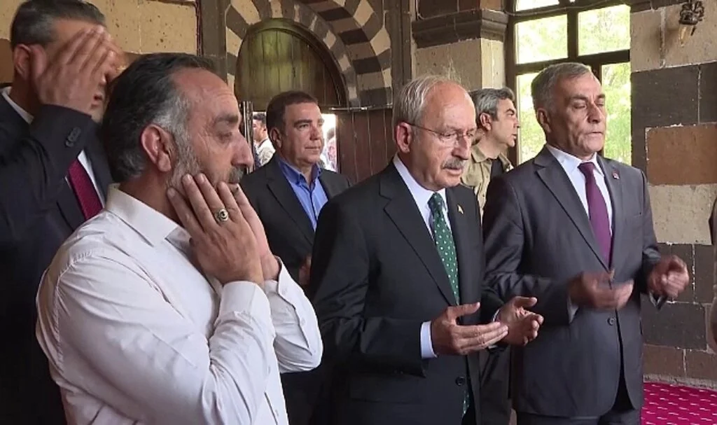 CHP Genel Başkanı Kılıçdaroğlu, Ahmed-i Hani Türbesini ziyaret ederek dua etti