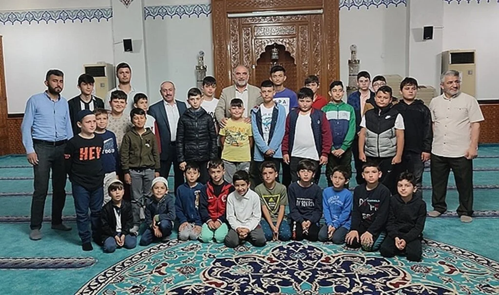 Çocuklarla sabah namazında buluştu