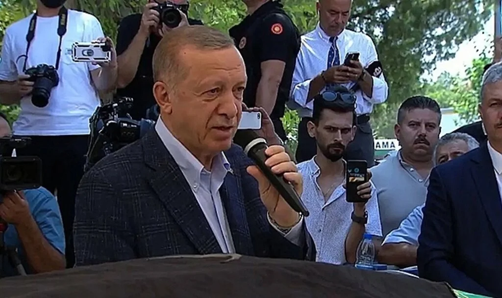 Cumhurbaşkanı Erdoğan, aile dostu Hakan Hilmi Füzün'ün cenazesine katıldı
