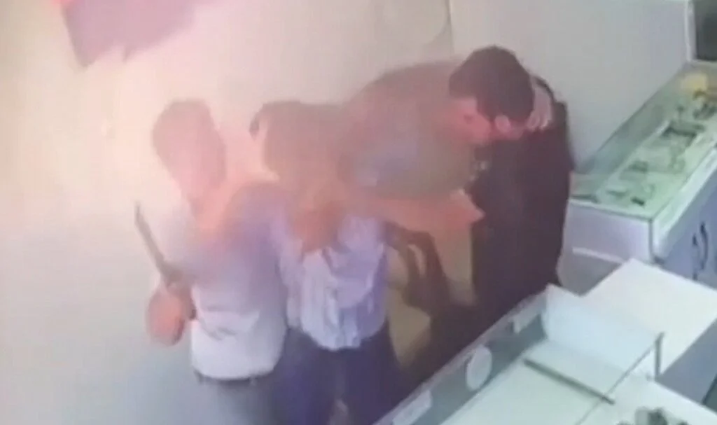Dehşete düşüren görüntüler! Satırlı ve keserli saldırı