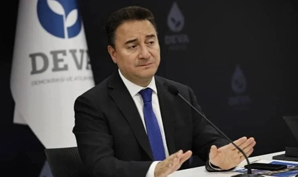 Demokrasi ve Atılım (DEVA) Partisi Genel Başkanı Ali Babacan: Bugün CDS 900’e ulaştı, bu işin şakası yok derhal tedbir alınsın