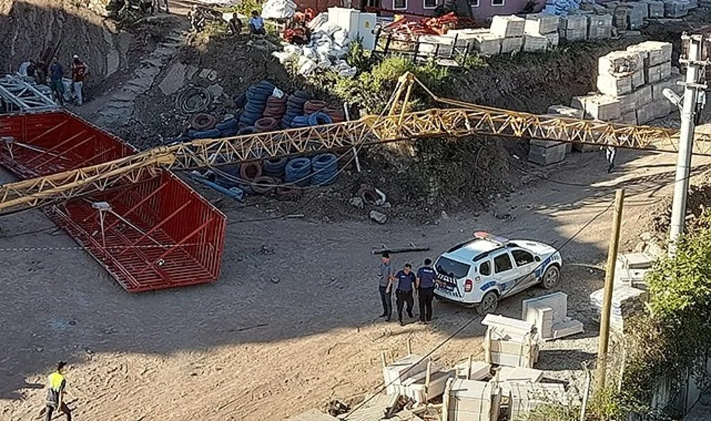 Devrilen inşaat vincinin operatörü hayatını kaybetti