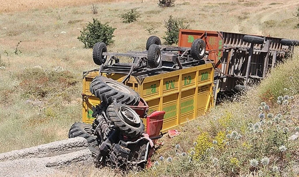 Devrilen traktör altında kalan sürücü öldü