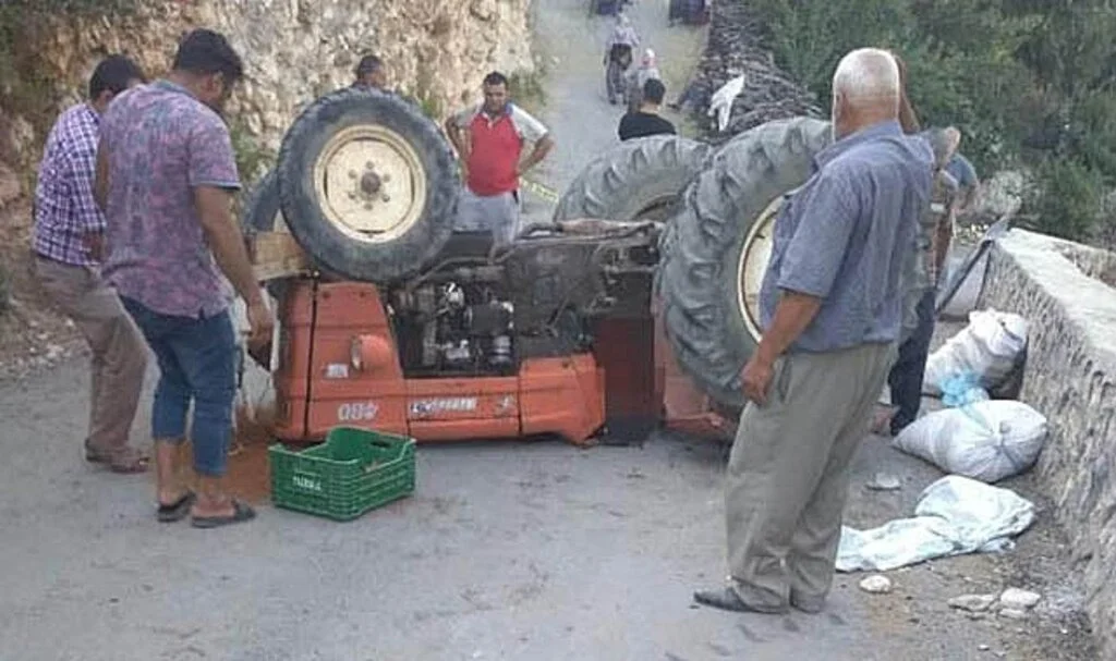 Devrilen traktörün altında kalan yaşlı adam hayatını kaybetti