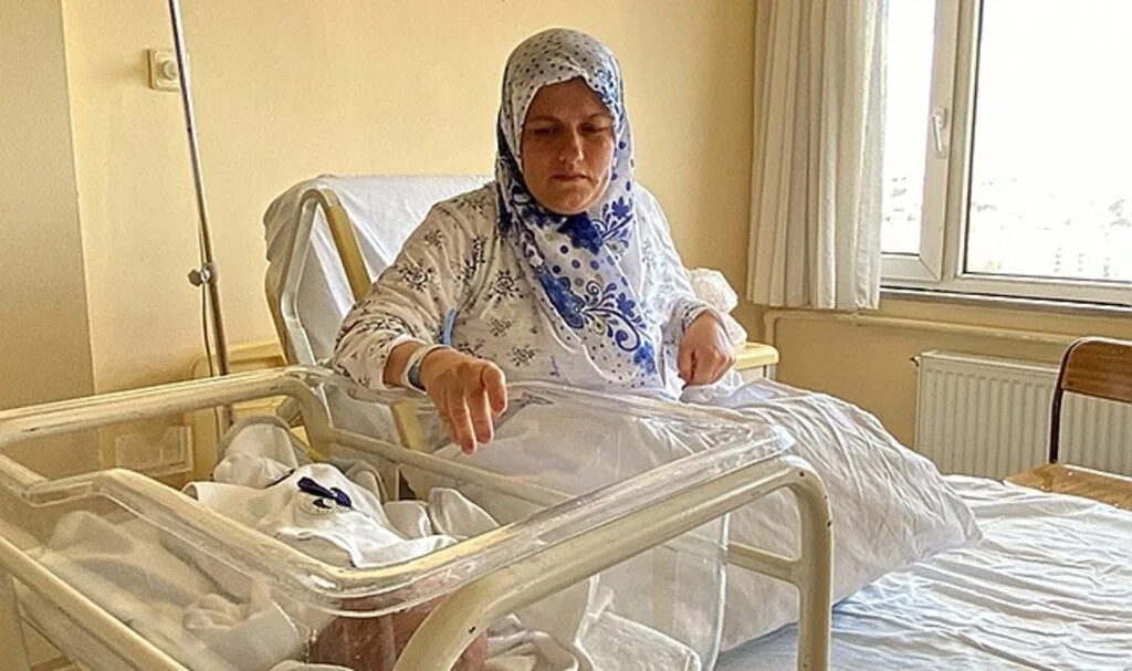 Doktorun 'kalk git' dediğini iddia eden hamile hasta evin banyosunda doğum yaptı