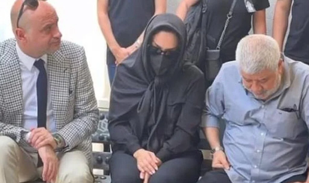Ebru Gündeş hayatını kaybeden annesini toprağa verdi