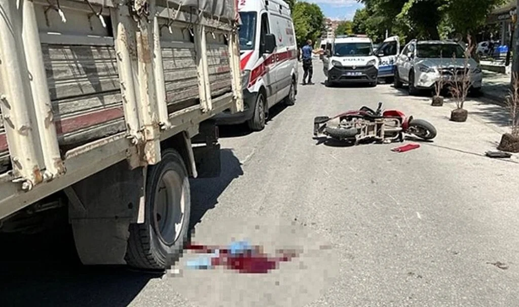 Elektrikli bisiklet sürücüsü kamyonun altında kaldı