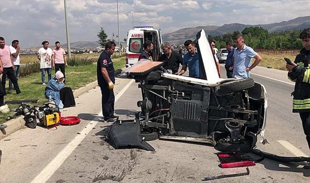 Erzurum'da otomobil takla attı