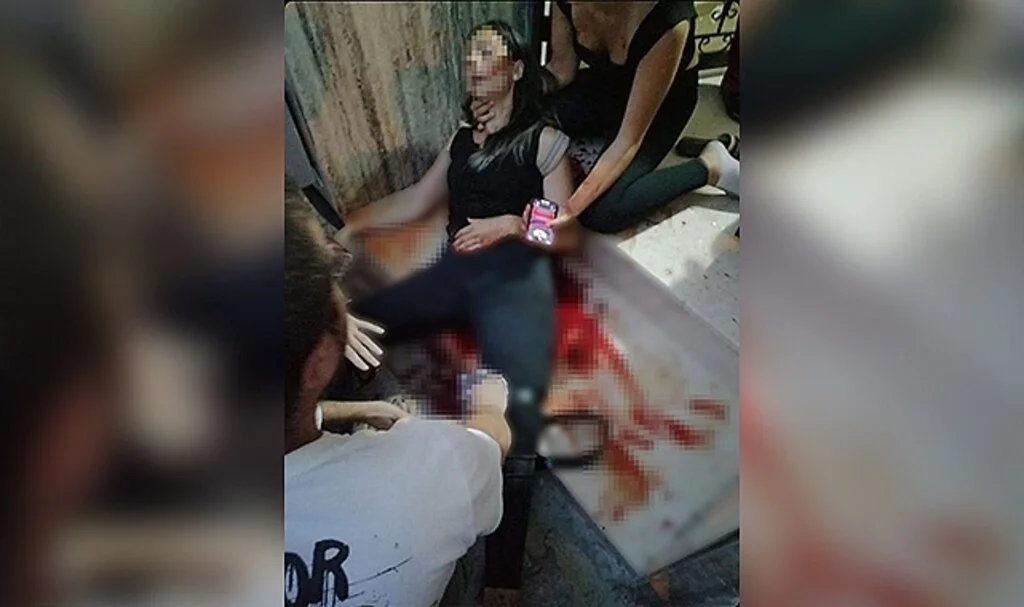 Evin önünde pusuya yattı boşanmak üzere olduğu eşine kurşun yağdırdı
