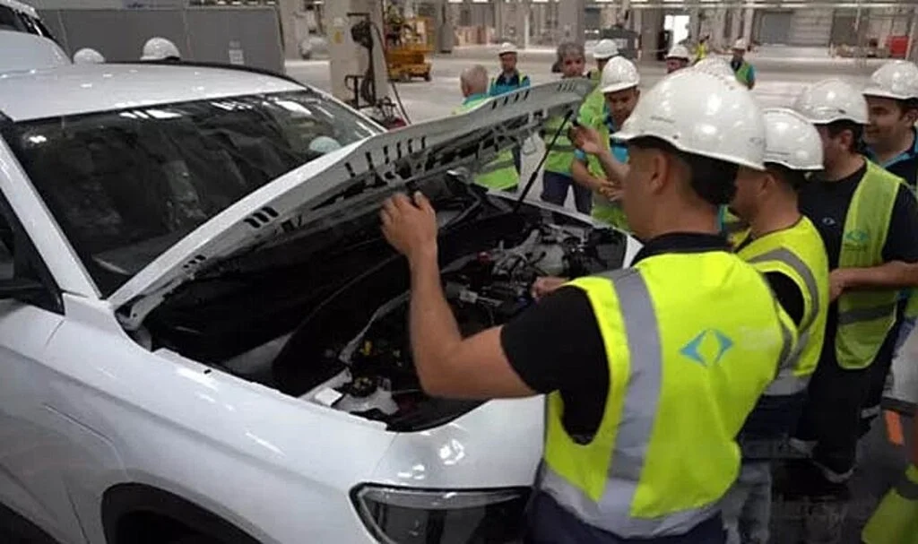 ‘Fabrika hayal’ dediler gerçek oldu: İlk Togg otomobili vitrine çıktı