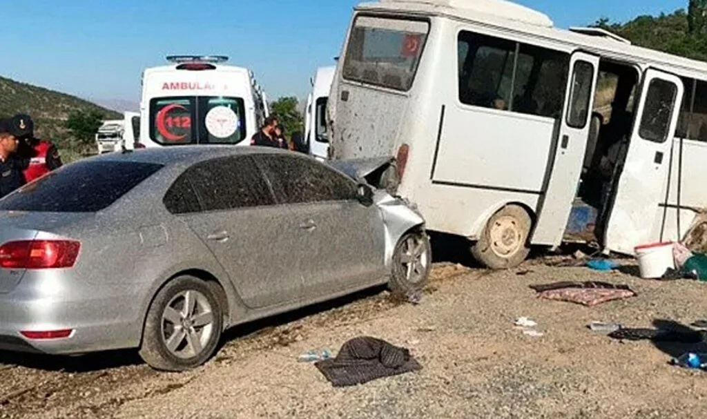 Feci kaza: İki araç birden şarampole sürüklendi 1'i ağır 17 kişi yaralı