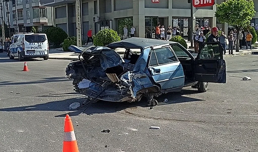 Freni boşalan iş makinesi, yayalara çarptı: 2 ölü, 1 yaralı