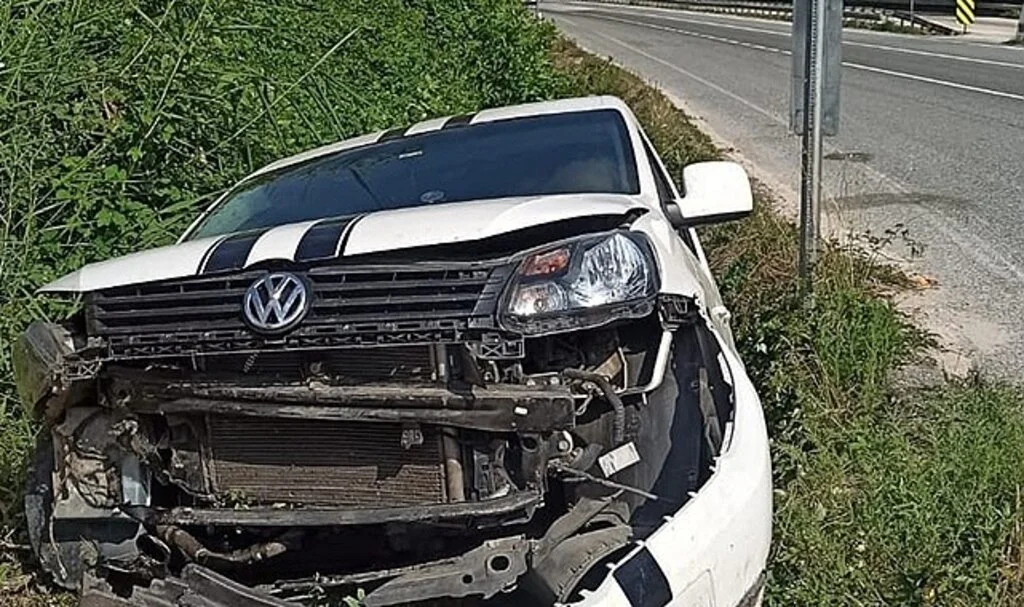 Hafif ticari araç kanala uçtu: 5 yaralı