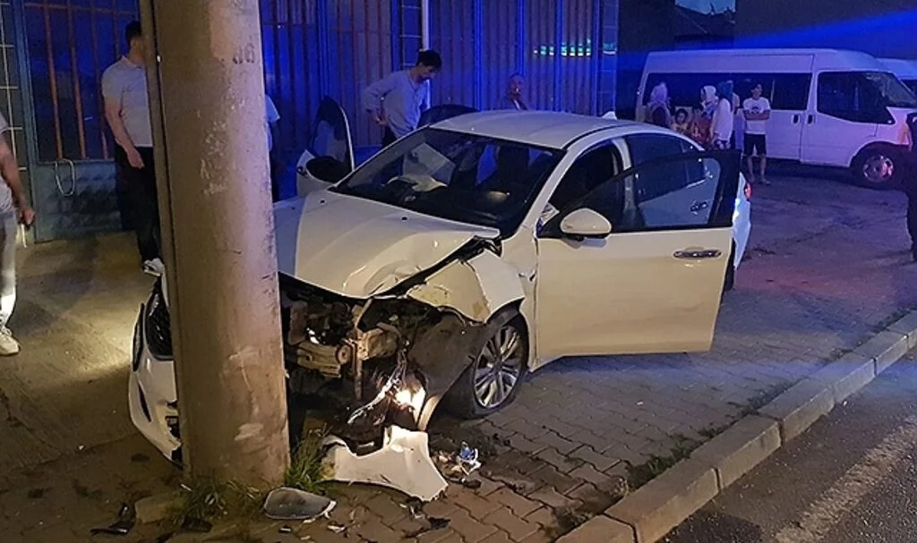 Hafif ticari araç otomobile çarptı: 1 yaralı