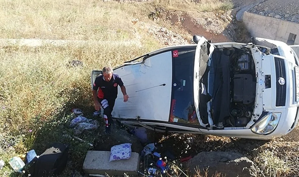 Hafif ticari araç şarampole devrildi: 3 yaralı