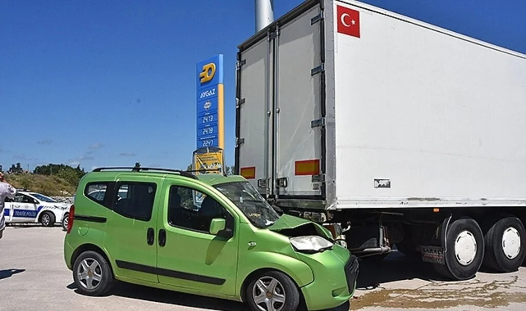 Hafif ticari araç tıra çarptı: 1 yaralı