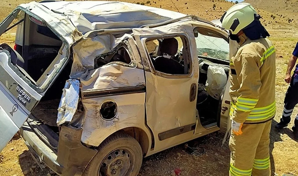 Hafif ticari araç yoldan çıktı: 3 yaralı
