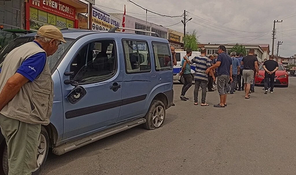 Hafif ticari araçla motosiklet çarpıştı: 1 yaralı