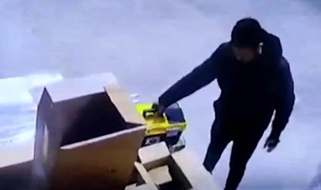 Hırsızlık kamerada: Çalıştığı firmayı soydu