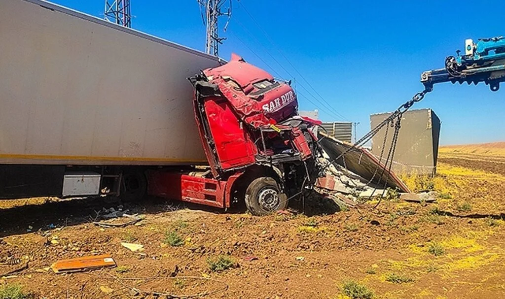 Hurdaya dönen tırdan yara almadan kurtuldu
