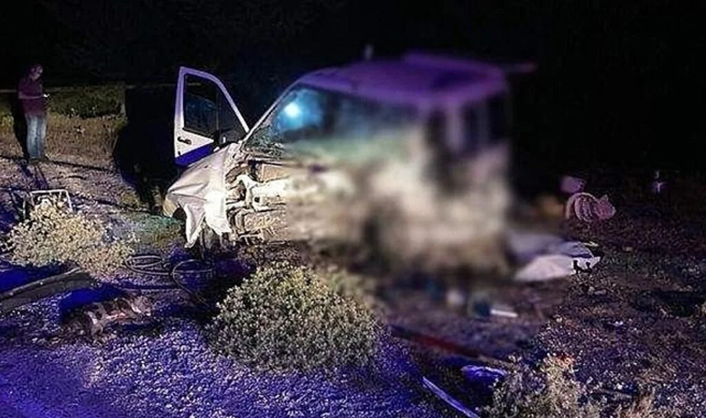 İki araç kafa kafaya çarpıştı: 2 ölü, 5 yaralı