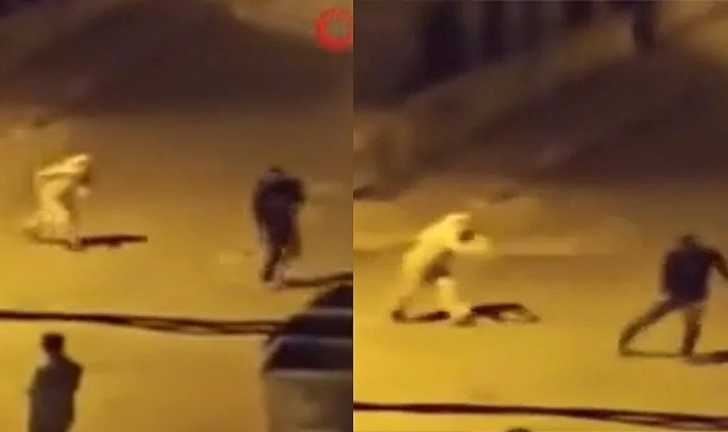İki gencin birbirine girdiği kavgaya anneden müdahale! Oğlunun koruyan anne, saldırgan genci kovalayıp sopayla dövdü