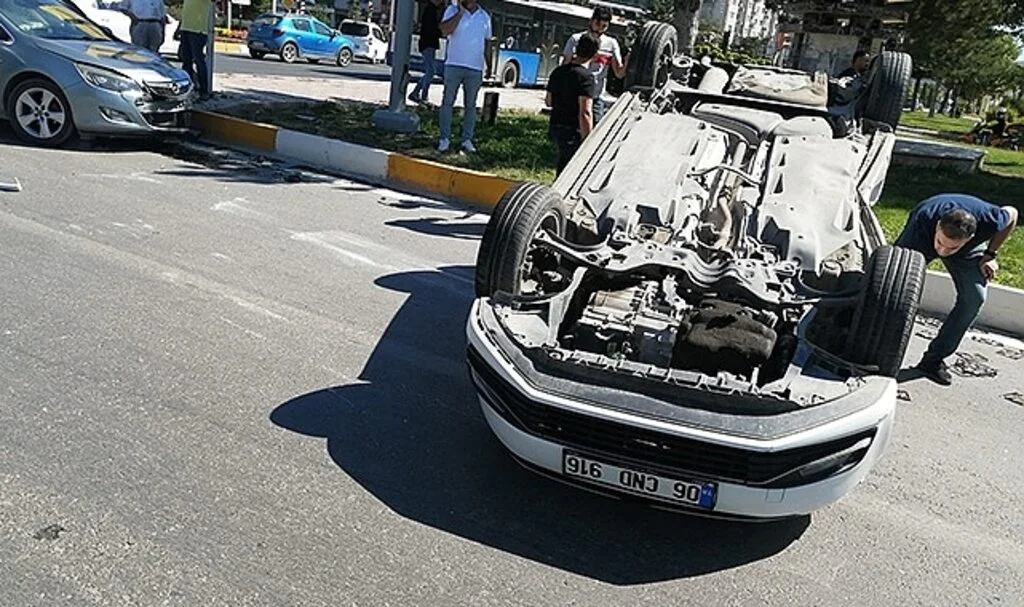 İki otomobil çarpıştı biri ters döndü: 1 yaralı
